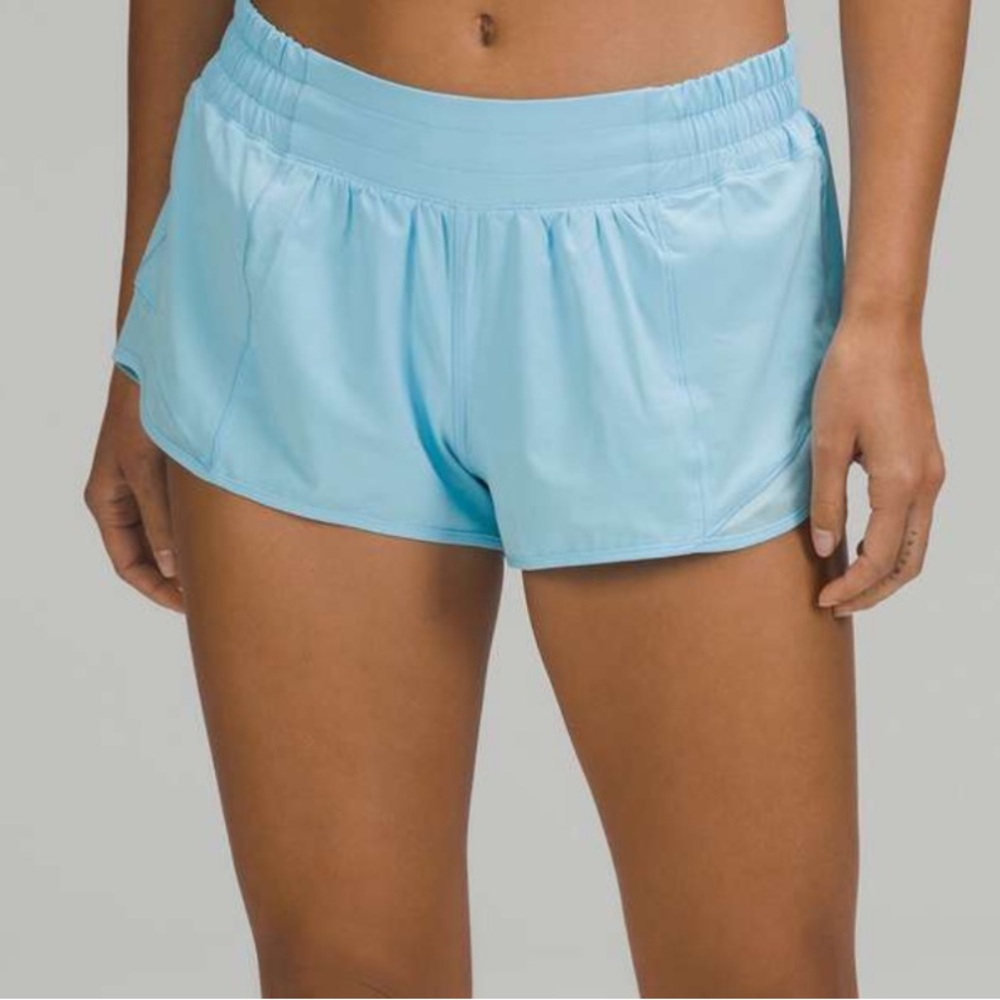 Women's LULULEMON Hotty Hot 2.5" Low-Rise Short Size 6 Blue Chill